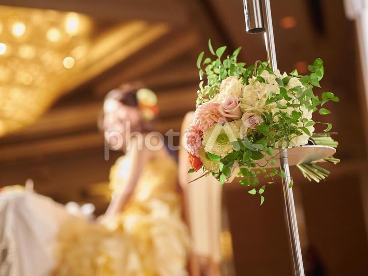 披露宴会場で座る新郎新婦とブーケ ブーケ,新郎新婦,座るの写真素材