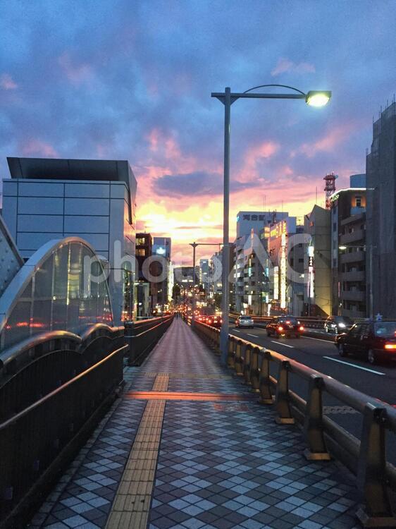 夕暮れ 夕暮れ,都市,通りの写真素材