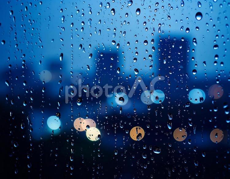 雨に濡れた窓ガラス 雨,夜,雨降りの写真素材