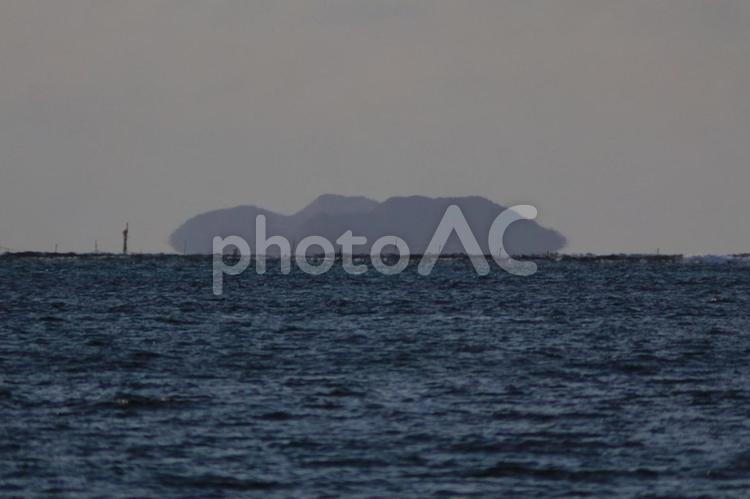蜃気楼で浮かび上がりそうな島 下位蜃気楼,水平線,冬の海の写真素材
