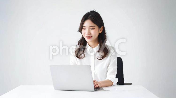 パソコンを使って仕事する若い女性 仕事,ビジネス,パソコンの写真素材