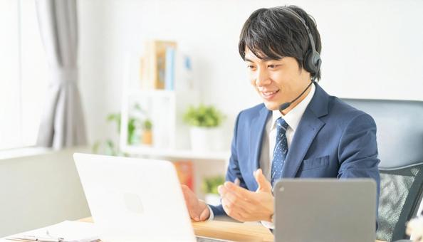 笑顔でリモートワークをするビジネス男性 笑顔でリモートワークをするビジネス男性の写真