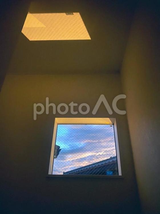 家の小窓から入る夕焼け 家,小窓,夕焼けの写真素材