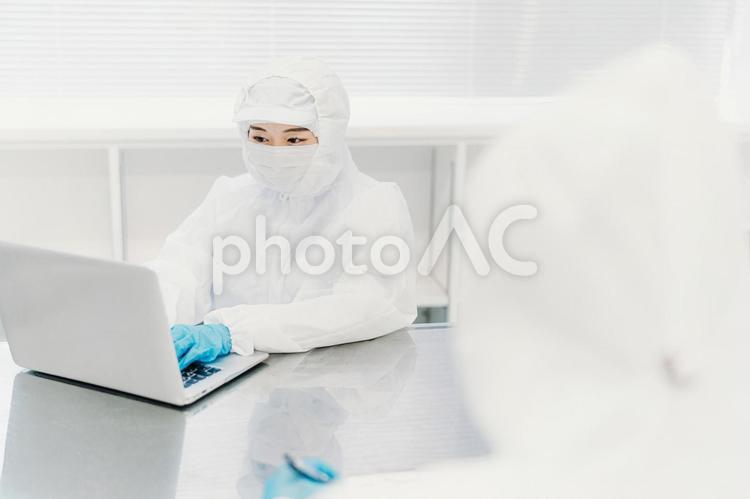 クリーンルームでパソコンを使う作業員 工場,クリーンルーム,工業の写真素材
