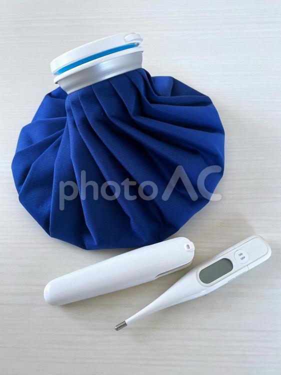氷嚢と体温計２ 氷嚢,体温計,発熱の写真素材