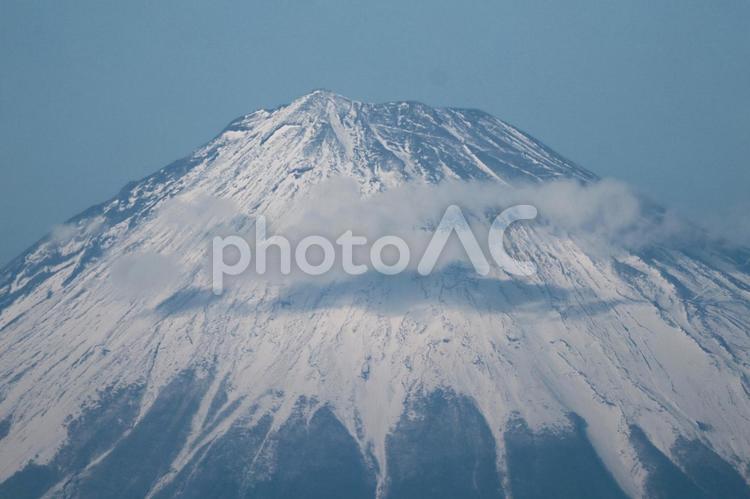 雲がかかる富士山の山頂部分の景色 富士山,山,山稜の写真素材