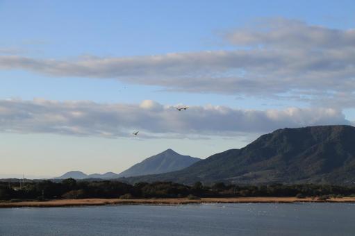 白鳥と湖と山並み 白鳥と湖と山並み 白鳥,ハクチョウ,はくちょうの写真素材