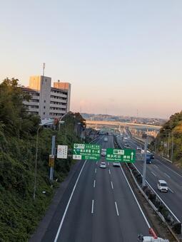 小雪過ぎの金曜日の朝の横浜青葉IC付近 東名高速道路,横浜青葉インターチェンジ,横浜市青葉区の写真素材