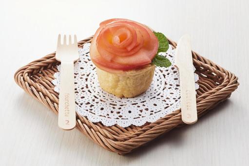 薔薇の花をあしらったアップルタルト 薔薇の花をあしらったアップルタルト アップルタルト,りんご,ローズタルトの写真素材