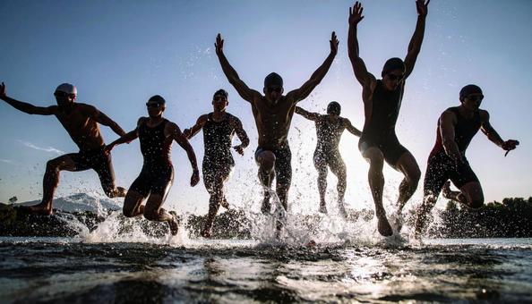 トライアスロン 一斉に水に飛び込む選手 トライアスロン 一斉に水に飛び込む選手の写真