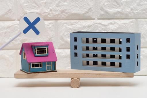 戸建てとマンションの比較、戸建てにバツ印 戸建てとマンションの比較、戸建てにバツ印 シーソー,比較,物件探しの写真素材
