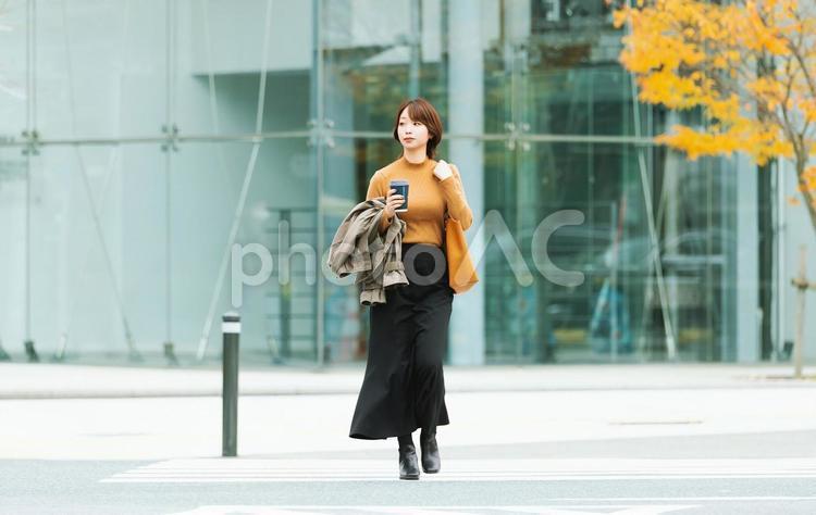 秋のオフィス街を歩く女性 女性,秋,ビジネスの写真素材