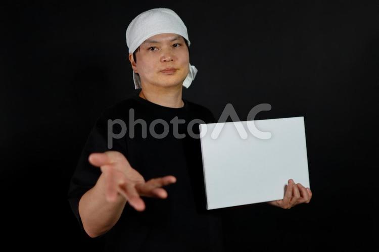 白い布を巻いた男性と白いボード 男性,白い布,布の写真素材