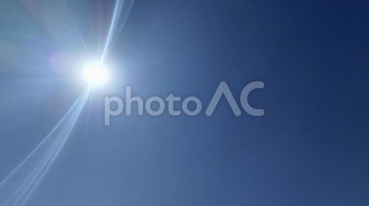 よく晴れた日の太陽とコピースペース 太陽,光,晴れの写真素材