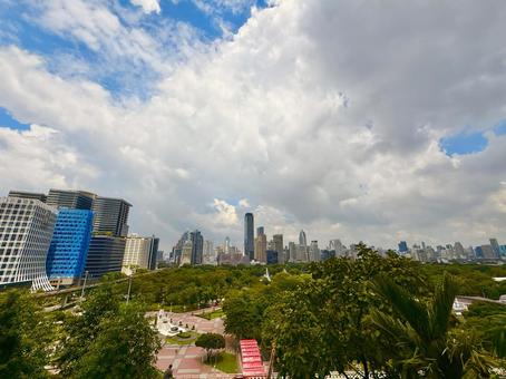 ルンピニー公園とタイのビル群と空模様 ルンピニー公園とタイのビル群と空模様 青空,空,パノラマの写真素材