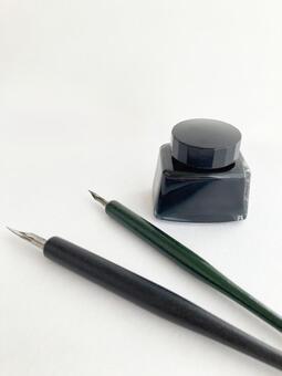 アナログな創作・執筆・つけペンとインク瓶 インク瓶,つけペン,インクの写真素材