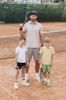 子供にテニスを教える男性選手 男女,子供,外国人の写真素材