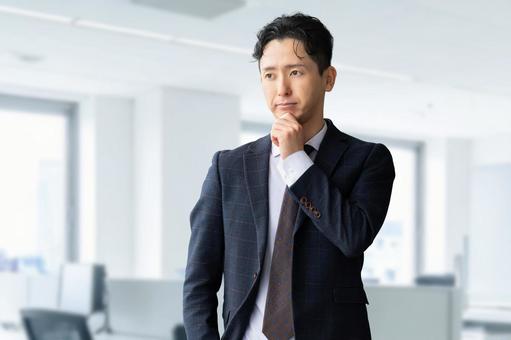 考えごとをする男性ビジネスマン 男性,考える,悩むの写真素材