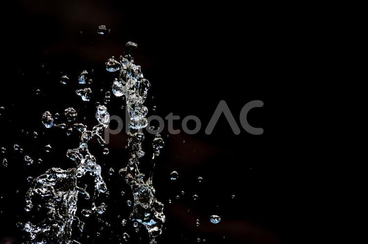 黒背景と水しぶき 水しぶき,黒背景,飛沫の写真素材