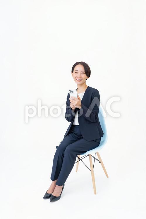 携帯を見る女性 １人,ビジネスウーマン,女性の写真素材