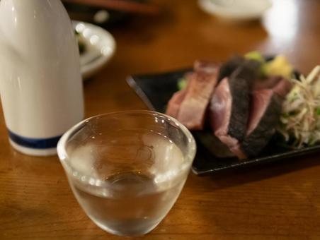 冷やの日本酒で晩酌をする 冷やの日本酒で晩酌をする 日本酒,冷や,晩酌の写真素材