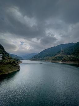山間に広がる静かな湖の写真