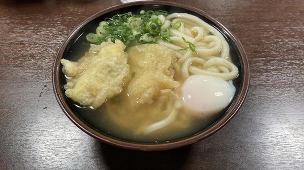 芋天と温玉うどん 芋天と温玉うどんの写真