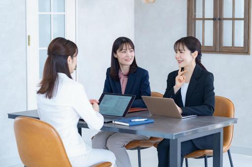 会議をする複数の女性 会議をする複数の女性 会議,会社員,ビジネスの写真素材