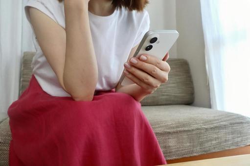 スマホを持つ女性 スマホを持つ女性 スマホ,女性,スマートフォンの写真素材