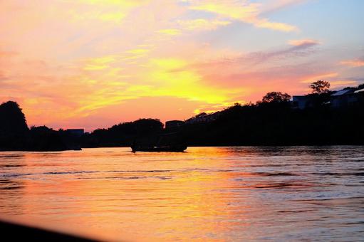 川の夕焼け時間 川の夕焼け時間の写真