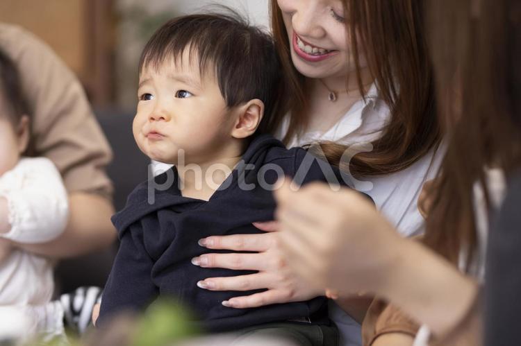 ママ友と男の子 赤ちゃん,キッズカフェ,親子の写真素材