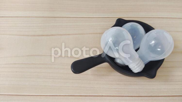 ひらめき　電球　スキレット 電球,豆電球,電気の写真素材