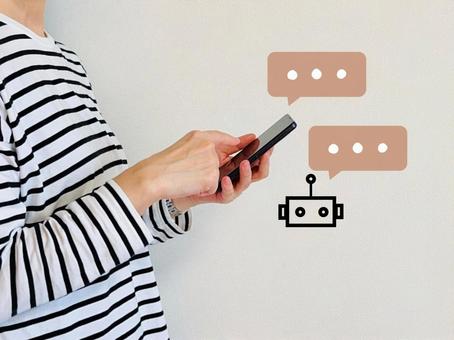 ChatGPTに質問する女性 ChatGPTに質問する女性の写真