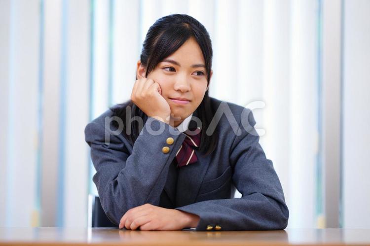頬杖をつく女子生徒 塾,人物,女の子の写真素材