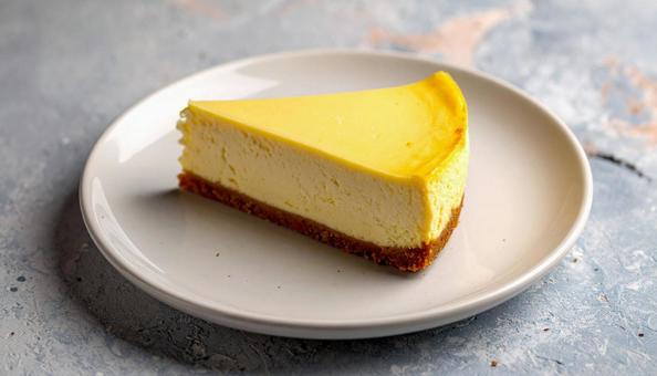 カットされた白い皿の上のチーズケーキ カットされた白い皿の上のチーズケーキの写真