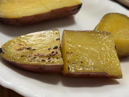 バターをのせて焼いたやきいも やきいも,焼き芋,バターの写真素材
