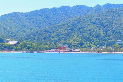 日本三景安芸の宮島の大鳥居と厳島神社 日本三景安芸の宮島の大鳥居と厳島神社 宮島,厳島神社,大鳥居の写真素材