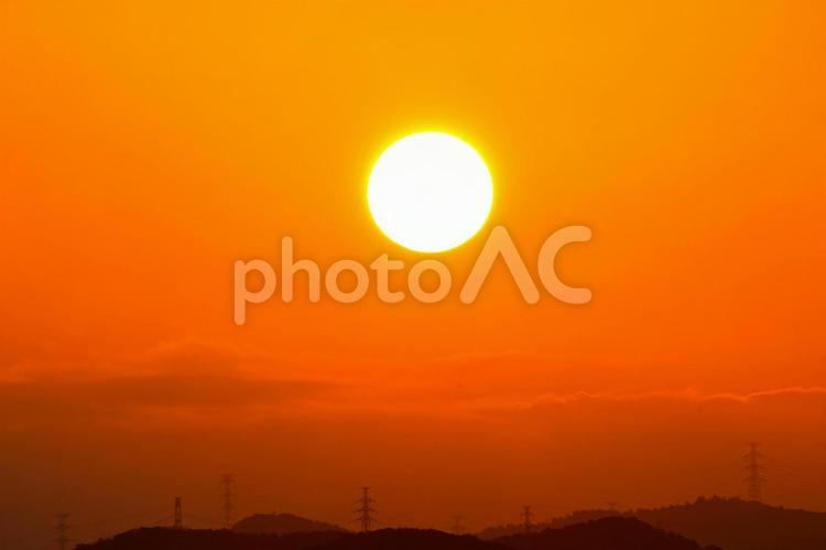 清々しい朝の風景　山々と朝日 朝日,日の出,夜明けの写真素材