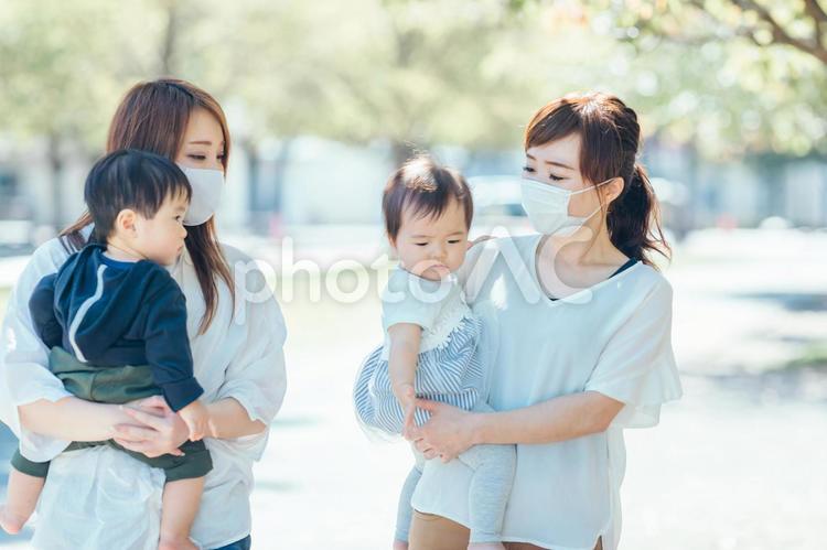 公園で遊ぶマスク姿のママ友と子供 ママ友,子供,主婦の写真素材