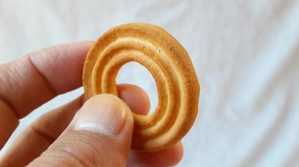 手に取ったビスケット ビスケット,洋菓子,焼き菓子の写真素材