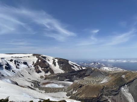 刈田岳山頂から見たお釜 刈田岳山頂から見たお釜の写真
