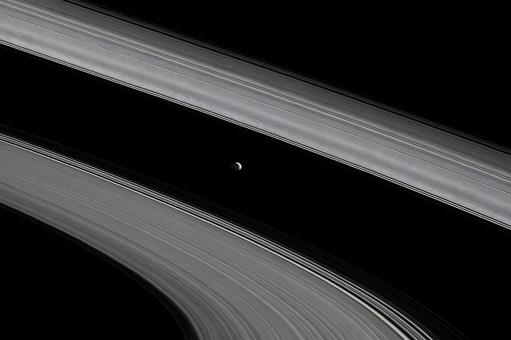 カッシーニ間隙と衛星の写真