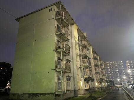 マジックアワーの美しい空と団地 団地,集合住宅,不動産の写真素材