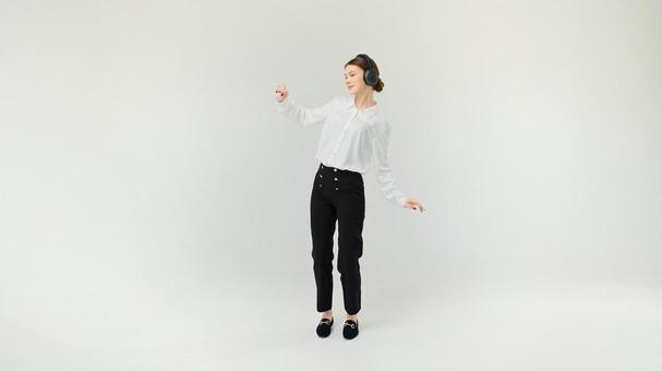 ヘッドホンをつけ踊る女性 ヘッドホンをつけ踊る女性の写真