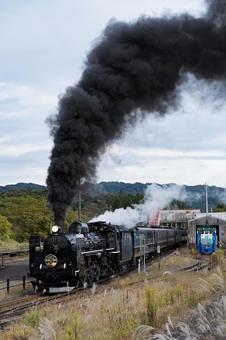 爆煙を上げて発車するSLばんえつ物語 sl,slばんえつ物語,c57の写真素材