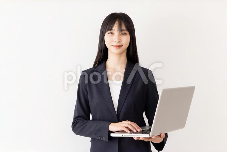 ノートパソコンを持つビジネスウーマン 女性,ビジネスウーマン,検索の写真素材