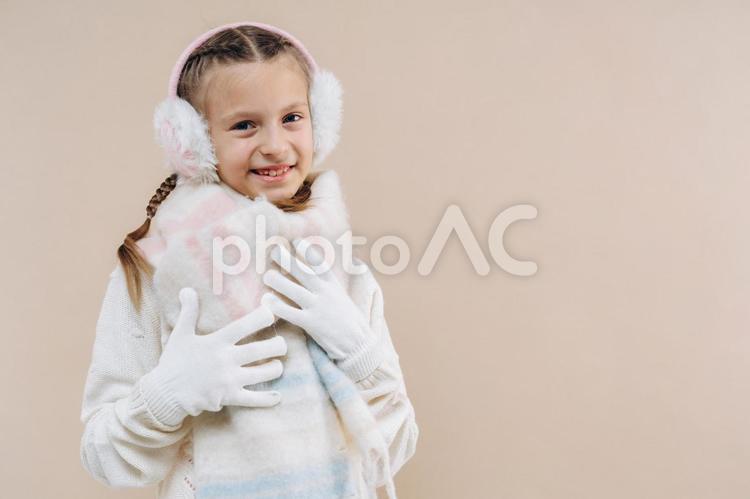 イヤーマフ・マフラー・手袋を身に着けた笑顔の女の子 冬,女の子,外国人の写真素材