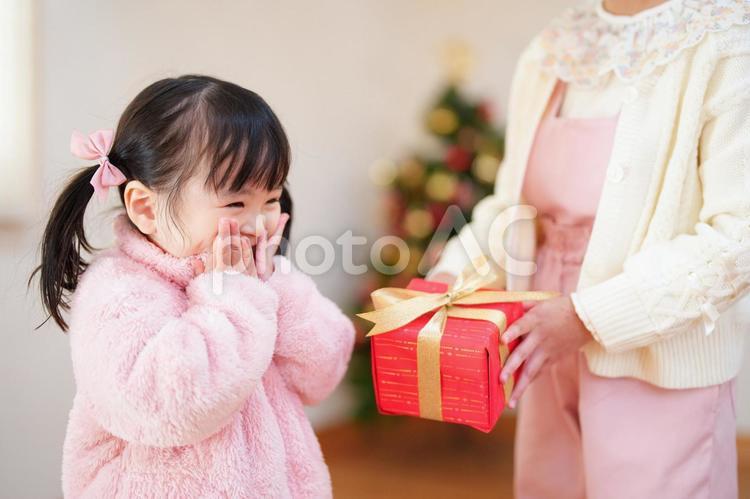 プレゼントを見て感激する女の子 女の子,クリスマス,プレゼントの写真素材