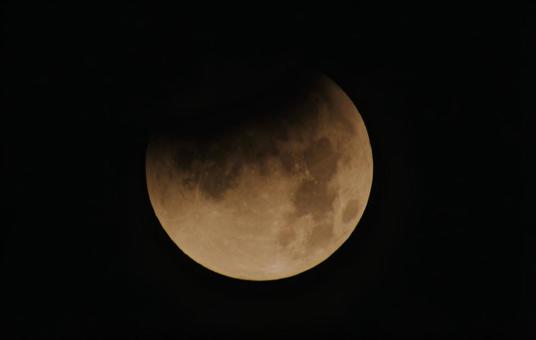 夜の皆既月食の始まり 夜の皆既月食の始まりの写真