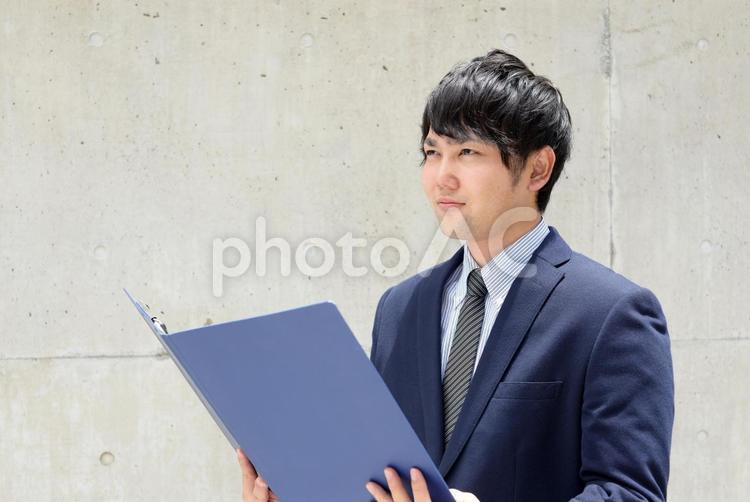 資料を確認するビジネスマン 男性,ビジネス,ビジネスマンの写真素材
